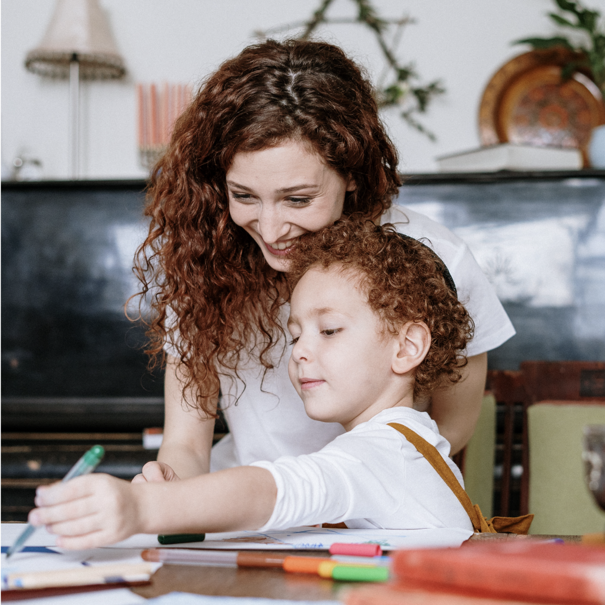 Ouder en kind maken samen huiswerk